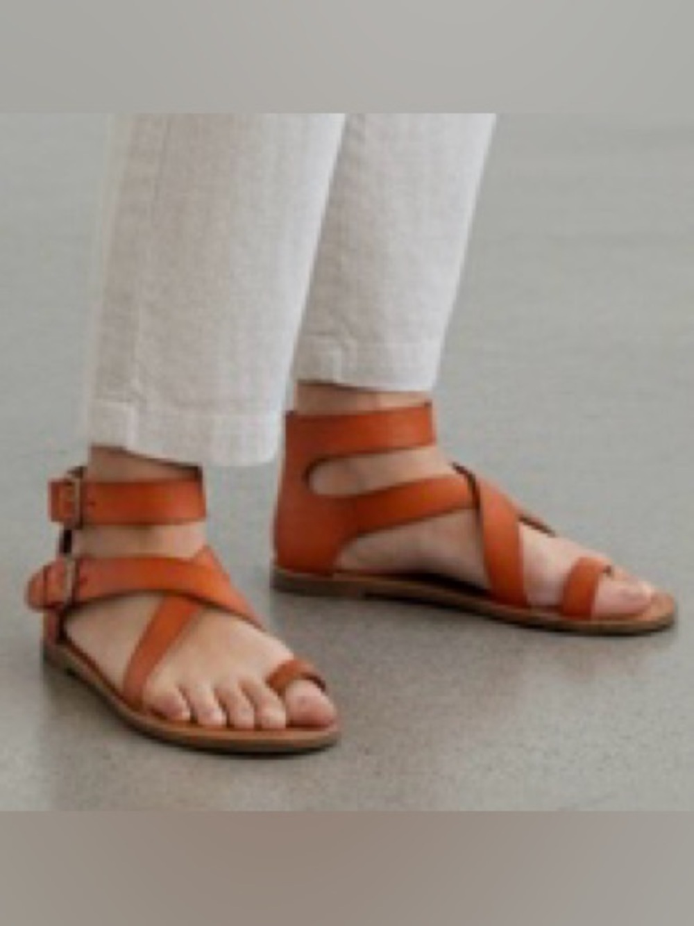 Universal threads -Women's Adjustable Tan  Strappy Toe-Ring Sandals
